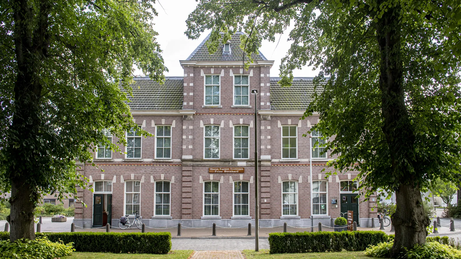 Voorkant gebouw van Stoottroepenmuseum.jpg